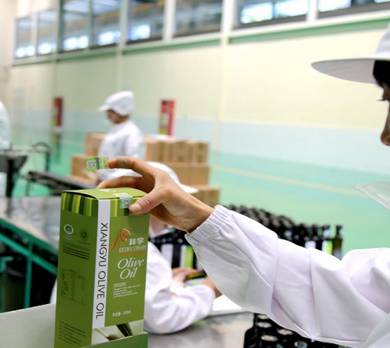 公司國(guó)通“訂單農(nóng)業(yè)”模式，獨(dú)創(chuàng)8小時(shí)限時(shí)鮮榨，從手工采摘、按質(zhì)收購(gòu)、便捷運(yùn)輸、純物理冷榨、充氮低恒溫儲(chǔ)存、灌裝等全程管理，并通過(guò)嚴(yán)格的品質(zhì)控..