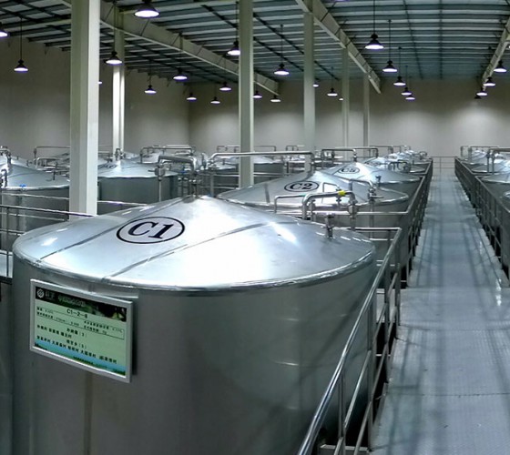 公司擁有都橄欖行業(yè)中亞洲最大的萬(wàn)噸標(biāo)準(zhǔn)化恒溫避光隔氧儲(chǔ)油庫(kù)，具備最佳的15℃-22℃低恒溫儲(chǔ)存環(huán)境。全部?jī)?chǔ)油罐采用食品級(jí)專(zhuān)用不銹鋼制作，采用..