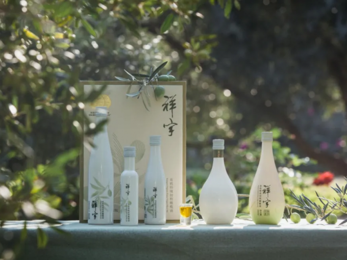 從甘肅隴南的青山幽谷，到一線(xiàn)城市的高端賣(mài)場(chǎng)；從一顆油橄欖在晨露中初綻的青澀，到一..